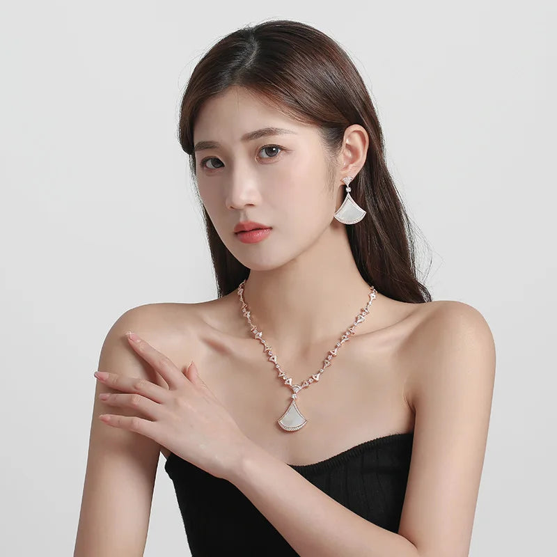 Champagne Plated Finish Fan-Shaped Decorative Necklace for Neutral High-End Fashion Wedding Banquets Parties