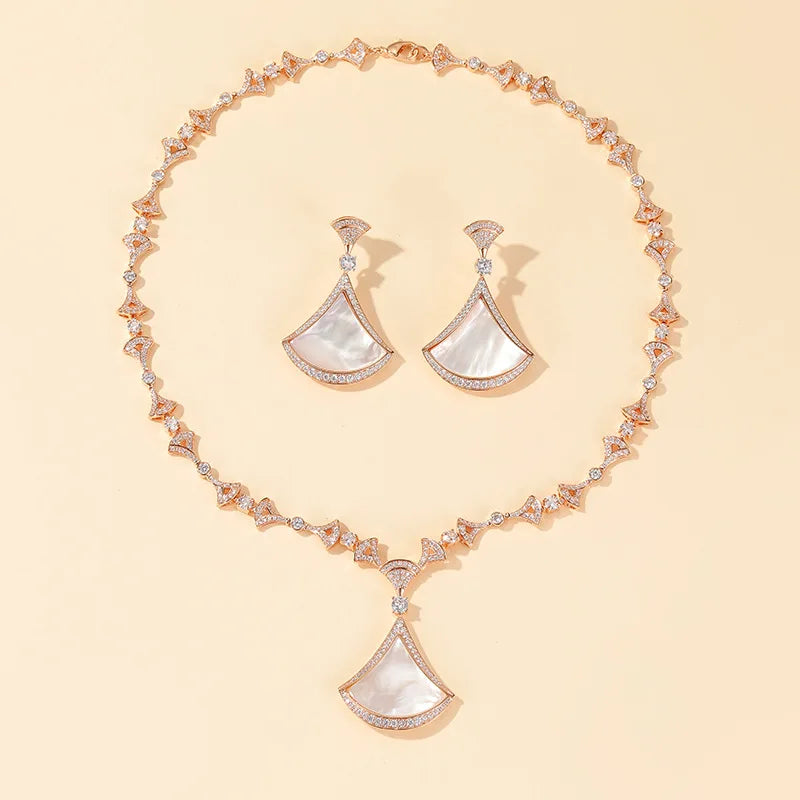 Champagne Plated Finish Fan-Shaped Decorative Necklace for Neutral High-End Fashion Wedding Banquets Parties