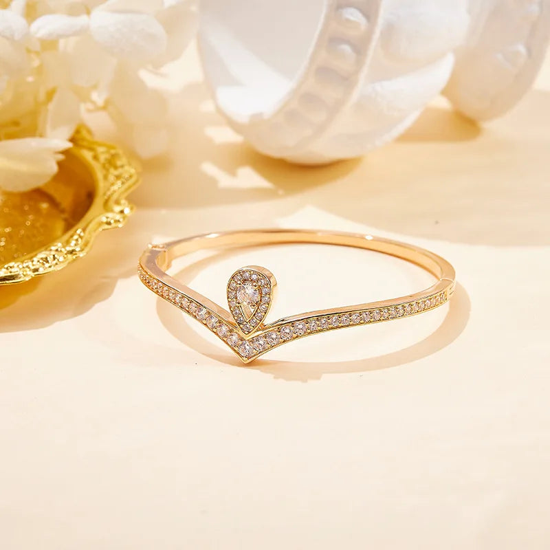 Trendy Rose Gold Bracelet Bangle for Women Fashion Jewelry with Heart-Shaped Crown Diamond Charm for Parties